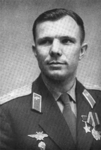 Юрий Алексеевич Гагарин 1961 год Ю А Гагарин слушатель Военновоздушной - фото 47