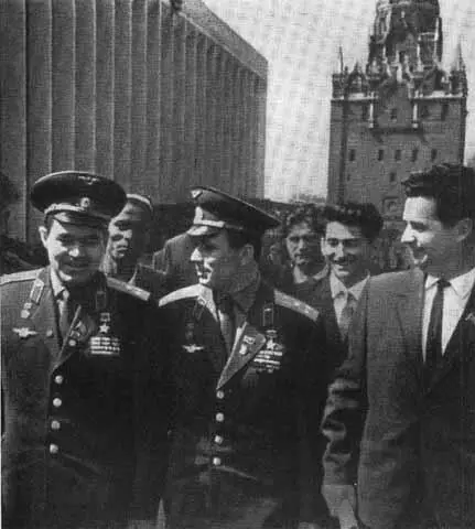 Делегат комсомольского съезда Земные орбиты космонавта - фото 50