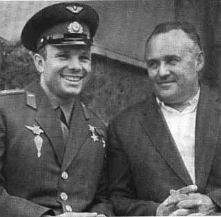 Юрий Алексеевич Гагарин и Сергей Павлович Королев Группа советских - фото 58