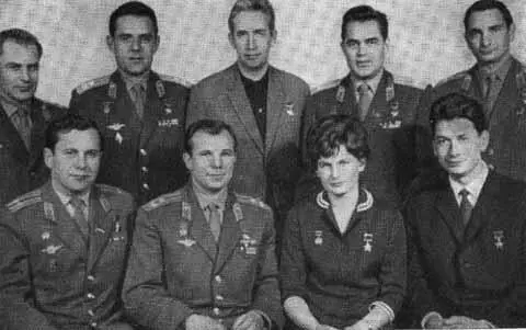 Группа советских космонавтов Сидят слева направо П Р Попович Ю А - фото 59