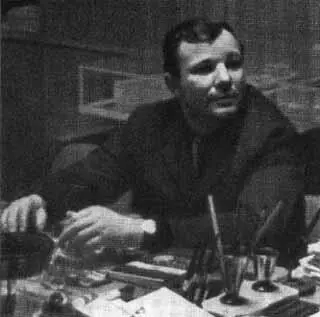 В издательстве ЦК ВЛКСМ Молодая гвардия Ю А Гагарин с женой Валентиной - фото 64