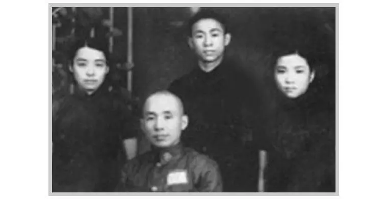 From left the DoubleGun Woman Lin Zhuxi Mr Lins father her soninlaw - фото 5