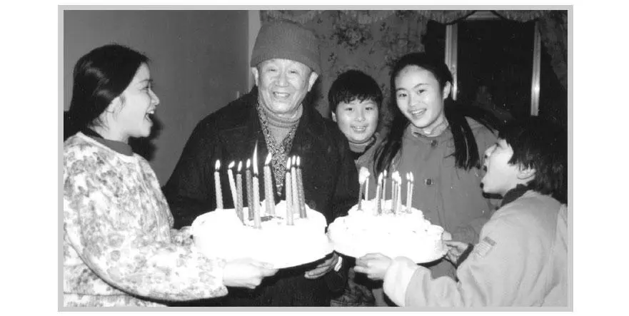 Mr Lin with his daughter and grandchildren LIN XIANGBEI aged eightynine - фото 6