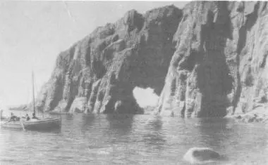 Грандиозными обрывами уходят в море граниты на полуострове Кони Фото Е К - фото 28