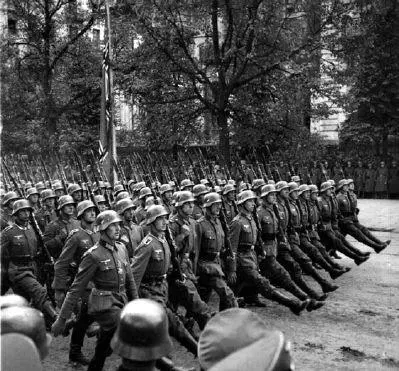 Рис 12Парад немецких войск на улицах побежденной Варшавы Из Варшавы меня - фото 13