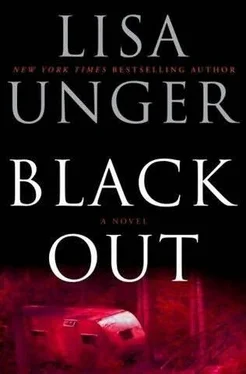 Lisa Unger Black Out обложка книги