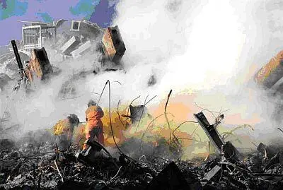 Фото добровольцы на ground zero среди обломков БашенБлизнецов и среди - фото 7