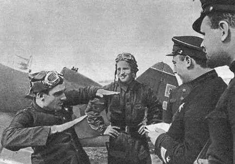 П А Бринько слева рассказывает товарищам об успешно проведенном воздушном - фото 19