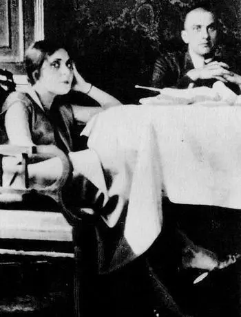 Л Брик и В Маяковский в Водопьяном переулке 1924 Комната Маяковского в - фото 82