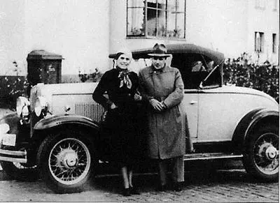 С Я Магалифом сотрудником Берлинского полпредства Берлин 1932 С режиссером - фото 96