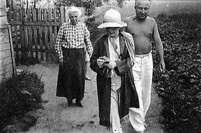 С режиссером Л Кулешовым Л Ю и О М Брики Дача под Ленинградом 1935 Л - фото 97