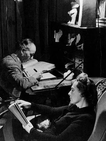 Эльза Триоле и Луи Арагон у себя дома 1946 Л Ю и В А Катанян в Дубултах - фото 100