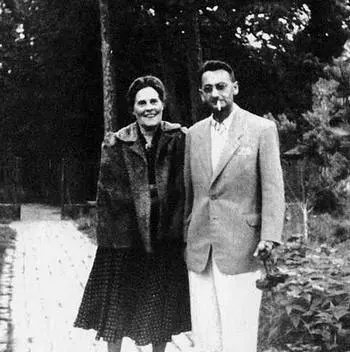 Л Ю и В А Катанян в Дубултах Рижское взморье 1946 Мы условились поехать - фото 101