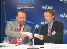 Во второй день работы МАКС2011 вице президент Airbus по Европе Азии и - фото 2