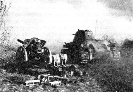 Танк Т34 утюжит немецкую гаубичную батарею Курская дуга лето 1943 года - фото 15