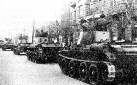 Танки БТ7 24й легкотанковой бригады вступают в г Львов 22 сентября 1939 - фото 61