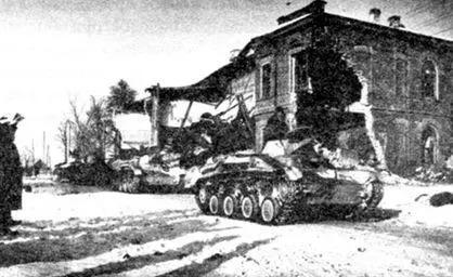 Танки Т60 в освобожденном Юхнове Западный фронт 1941 год Уже вечером 17 - фото 96