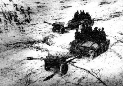 Танки Т60 с 76мм пушками ЗИС3 на буксире и с орудийными расчетами на броне - фото 98