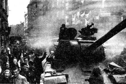Тяжелый танк ИС2 на улице г Моравская Острава Чехословакия май 1945 года - фото 162
