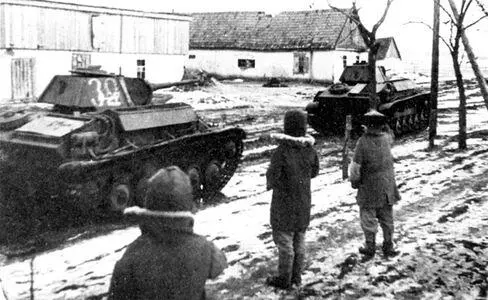 Танки Т70 проходят через село 3й Украинский фронт 1944 год Т34 выпуска - фото 186