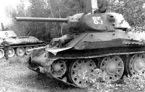 Т34 выпуска 1941 года Хорошо видны антенна уложенная попоходному и бонки - фото 187
