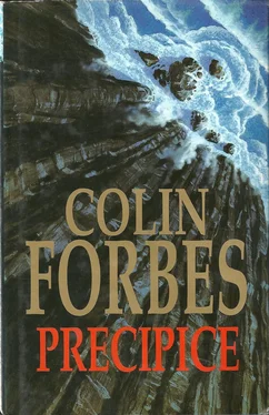 Colin Forbes Precipice обложка книги