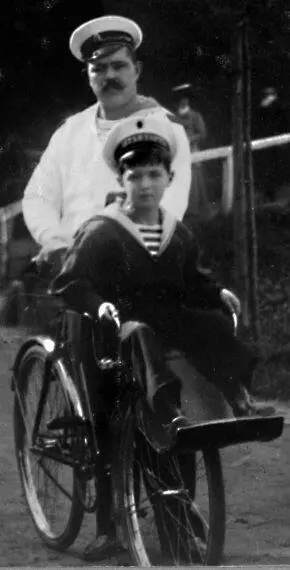 Цесаревич Алексей и АЕ Деревенько Германия Фото 1910 г Первые велосипеды - фото 120