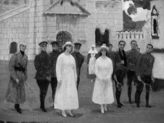 Великие княжны Мария и Анастасия Николаевны на фоне башен Федоровского городка - фото 134