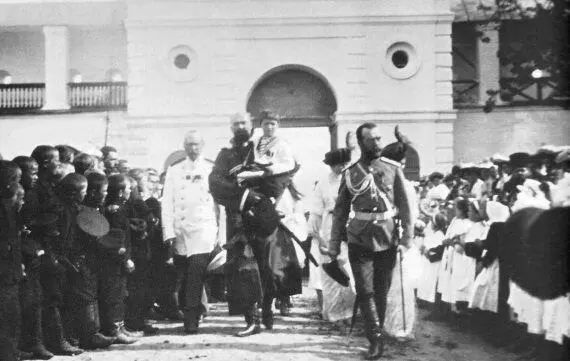 Цесаревича Алексея несет на руках вахмистр Пилипенко 1913 г Позже все они - фото 8