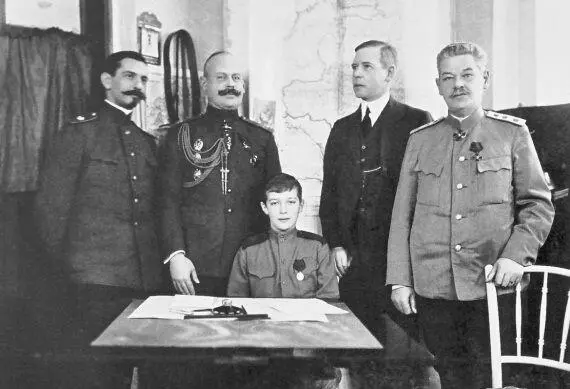 Цесаревич Алексей с учителями П Жильяр Дворцовый комендант В Воейков С - фото 62