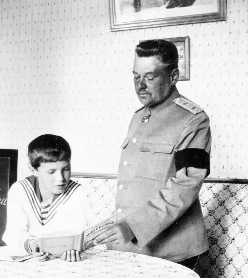 Цесаревич Алексей с учителем русского языка П Петровым Петергоф Недельная - фото 63
