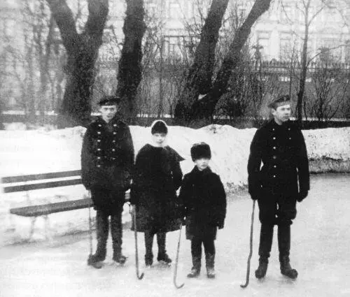 Георгий Ксения Михаил Николай на катке Аничкова дворца Каток в повседневных - фото 76