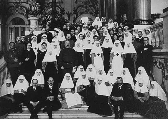 Персонал госпиталя Февраль 1915 г Перевязочная Доктор ИА Тихомиров - фото 112