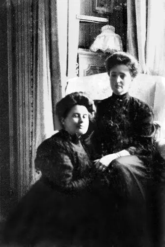 Имп Александра Федоровна и А Вырубова 1910 г Сначала Аню Танееву назначили - фото 152