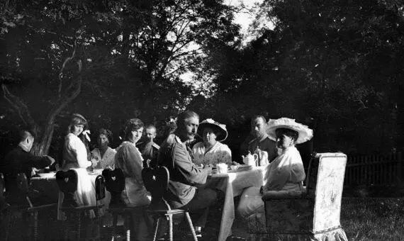 Ливадия Чаепитие на ферме 1914 г Вчетвертых на 19071910 гг пришлось - фото 156