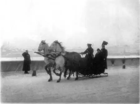 Собственный выезд 1900е гг Катальщик через Неву 1900е гг Автобус - фото 64
