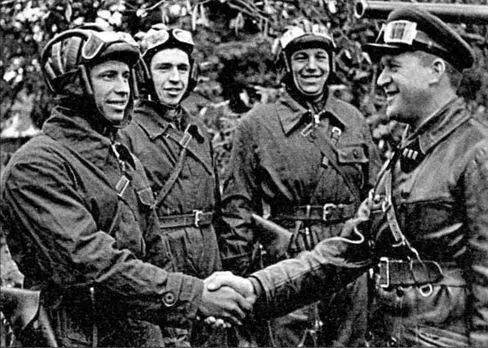 Освобождение Западной Белоруссии Полковник Шаталов благодарит своих танкистов - фото 14