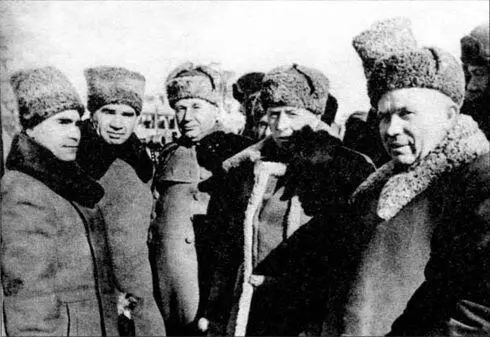 Группа руководителей получившая известность в оборонительных боях за - фото 42