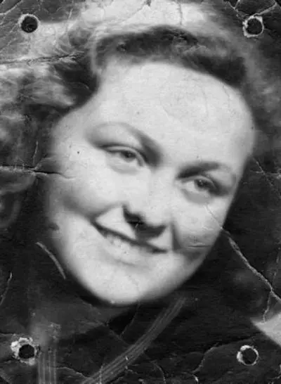 Та самая Лена которая меня тогда поцеловала Чехи одаривали нас чем могли и - фото 7