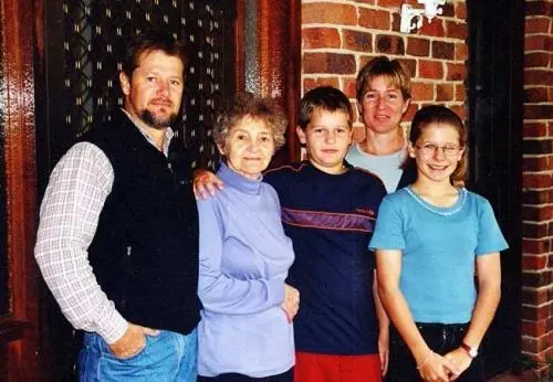 Труда с сыном Яном и его семьей 2001 г Мне 80 лет Стоит она позабытой и - фото 82