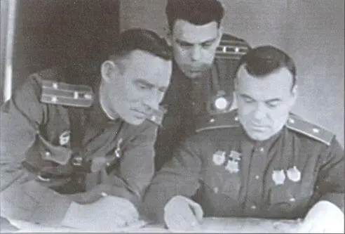 Совещание в штабе 4го гвардейского механизированного корпуса Справа - фото 32