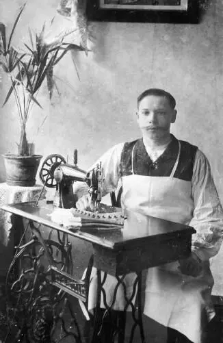 ЭМ Кобак за работой 1900е гг В доме было множество сапожных инструментов - фото 20