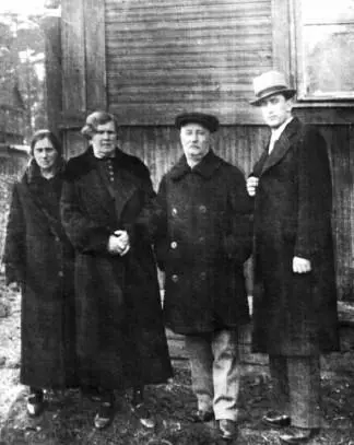 Возле дома 11 еврейского дома по Яковской улице Слева направо вторая - фото 236