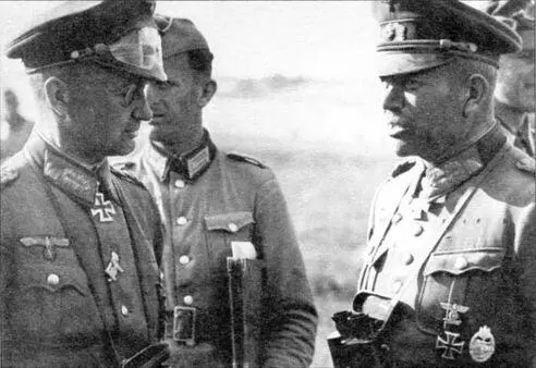 Командующий 2й танковой группой генералполковник Гейнц Гудериан обсуждает с - фото 10