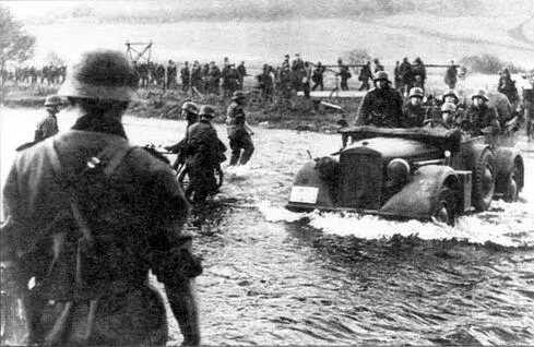Войска вермахта подходят к советскогерманской границе На заднем плане - фото 11