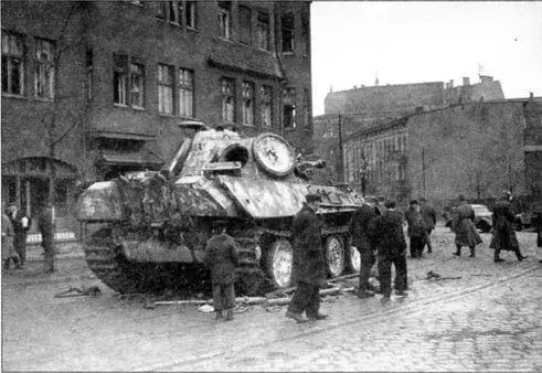 Германский танк PzKpfwV AusfG Пантера на одной из улиц Познани Он получил - фото 21
