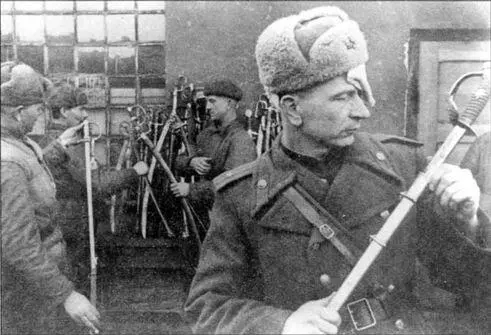 Сабли немецких офицеров захваченные в арсеналах Познани Их рассматривает - фото 23