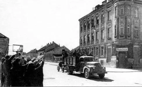 Грузовик Форд G8T с минометом на буксире на улице освобожденной Вены - фото 32