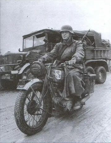Мотоциклист связной штаба 18й армии вермахта Эстония июль август 1941 - фото 9