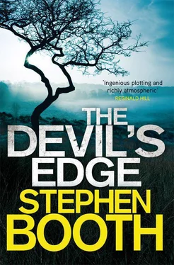 Stephen Booth The Devil’s Edge обложка книги